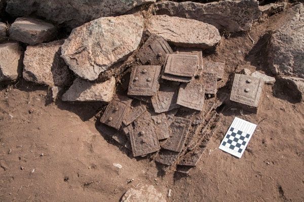 Metal_plates_armour_in_the_burial_hill